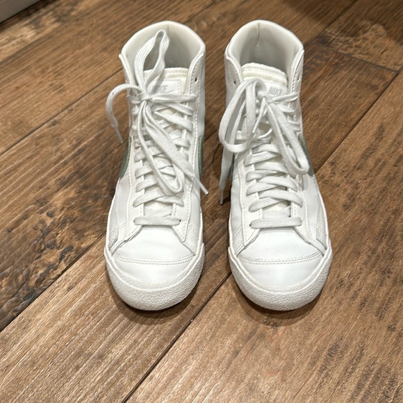 Nike Women’s Blazer Mid Shoes - Picture 2 of 5